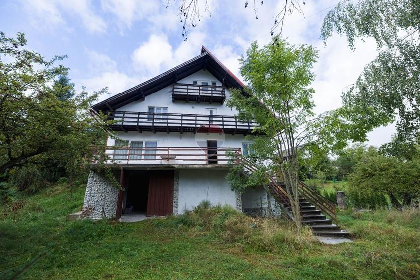 Casă individuală cu 7 camere cu Teren 1259 Mp în Bran