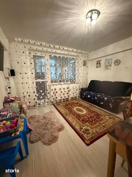 Apartament cu 3 camere semidecomandat în Gară