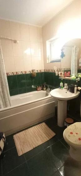 Apartament cu 3 camere decomandat în Teiul Doamnei
