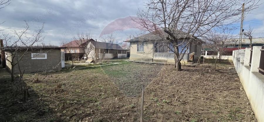 Casa / Vila cu 4 camere de vanzare - 1