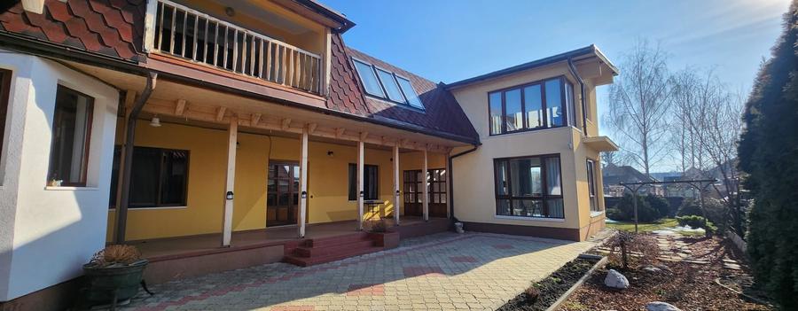 Casă individuală cu 8 camere cu Canalizare în Central