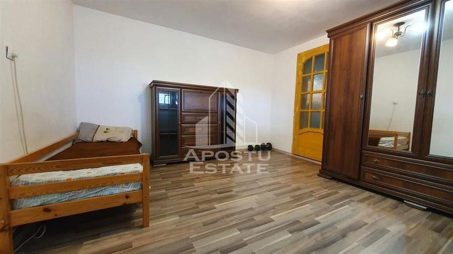Apartament cu 4 camere semidecomandat, mobilat în Buziașului