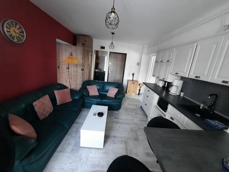 Apartament cu 3 camere decomandat în Exterior Vest