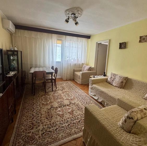 Apartament cu 2 camere semidecomandat în Traian