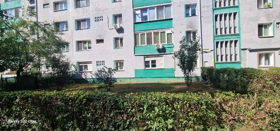 Apartament cu 3 camere semidecomandat, mobilat în Micro II