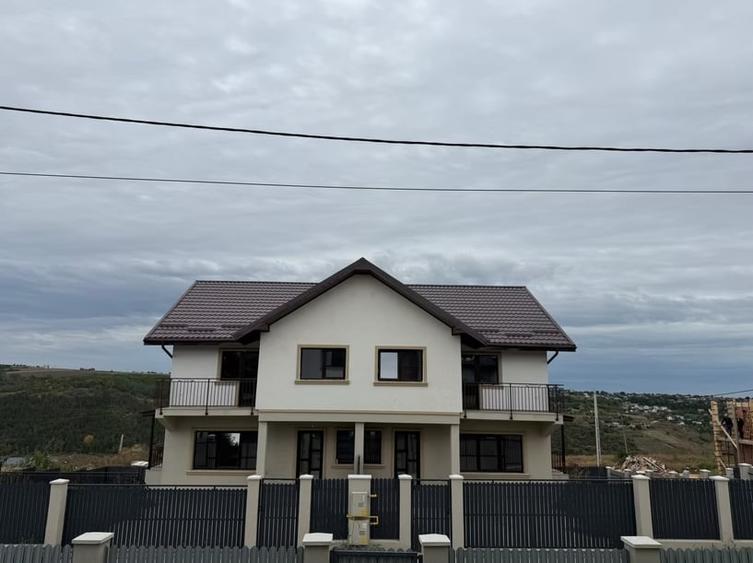 Duplex cu 4 camere cu Canalizare în Popas Păcurari
