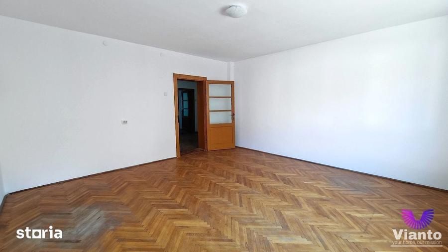 Casă cu 5 camere cu Teren 483 Mp în Trei Stejari