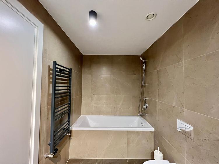 Apartament cu 3 camere semidecomandat în Herăstrău