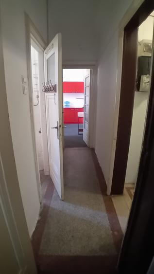 Apartament cu 3 camere semidecomandat, mobilat în Romană