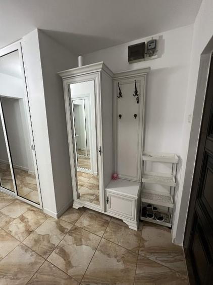 Apartament cu 3 camere decomandat, mobilat în Est