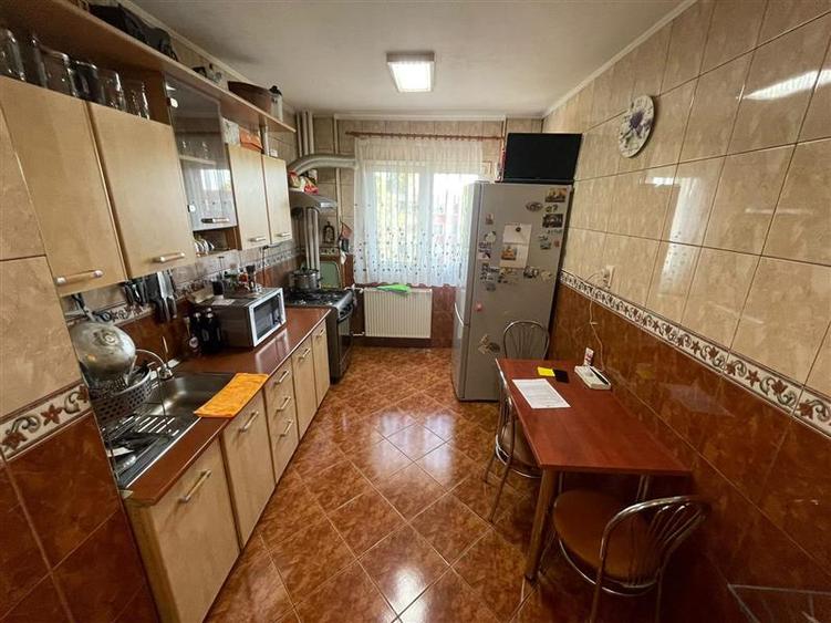 Apartament cu 3 camere decomandat în Rahova