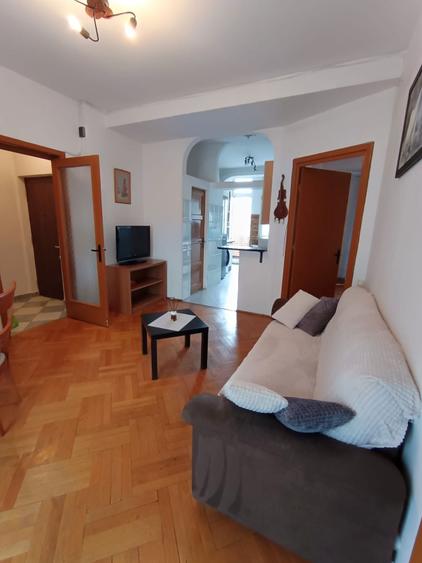 Apartament cu 4 camere semidecomandat, mobilat în Armeneasca