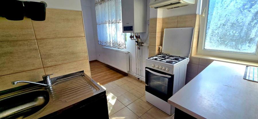 Apartament cu 3 camere nedecomandat, mobilat în Central