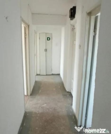 Apartament cu 4 camere semidecomandat în Central