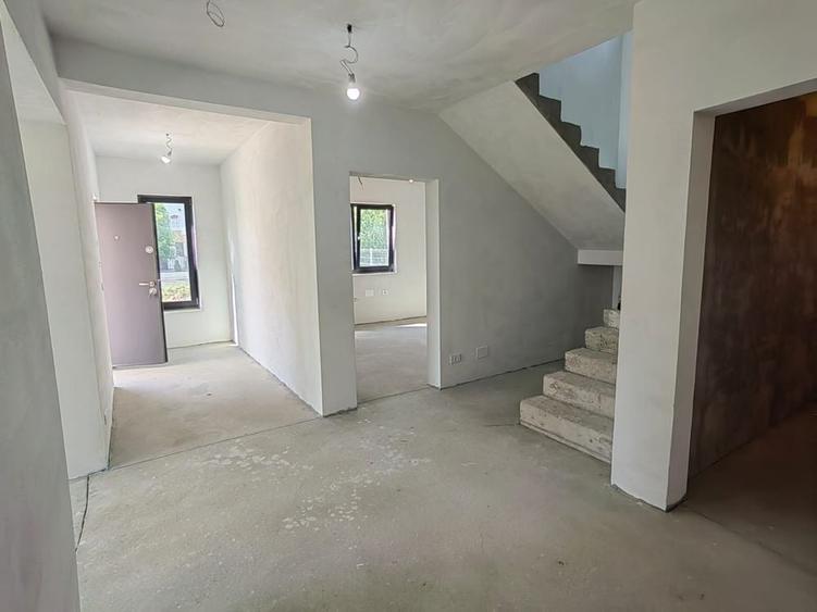 Casă cu 4 camere cu Teren 406 Mp în Ulmi