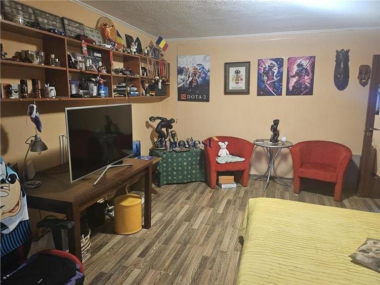 Apartament cu 4 camere decomandat în Micro 16