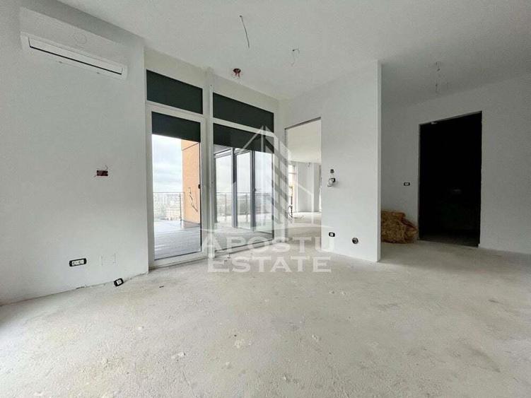 Apartament cu 4 camere semidecomandat în Aradului