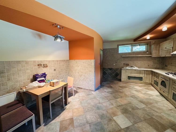 Duplex cu 12 camere cu Piscina în Roșu