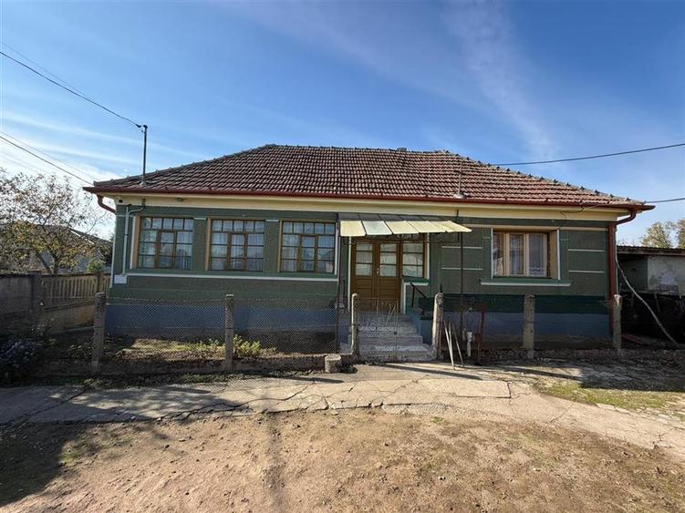 Casă cu 3 camere cu Teren 1240 Mp în Ineu