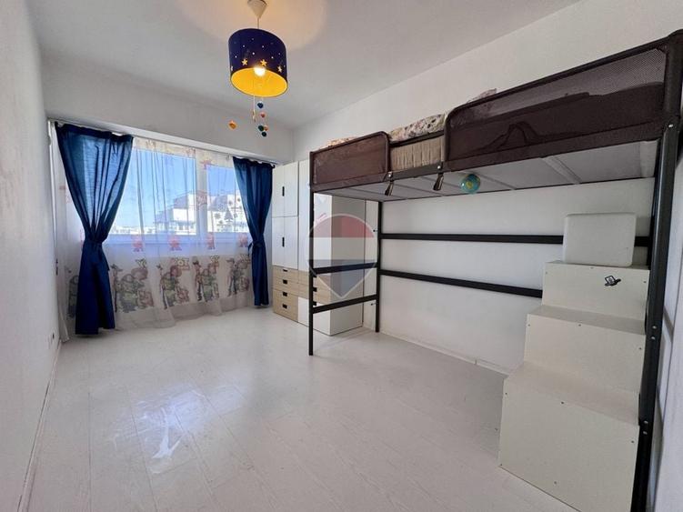 Apartament cu 3 camere semidecomandat, mobilat în Titulescu