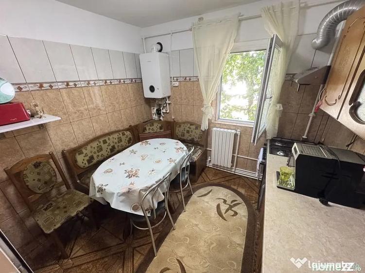 Apartament cu 4 camere decomandat în CET