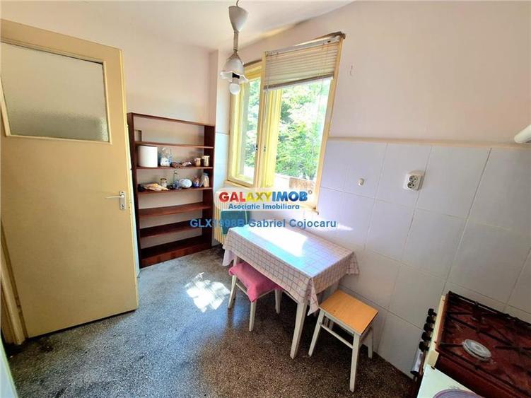 Apartament cu 3 camere semidecomandat în Baba Novac