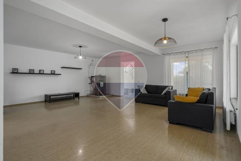 Casă individuală cu 6 camere cu Teren 572 Mp în Central