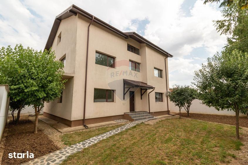 Casă cu 9 camere cu Teren 400 Mp în Central