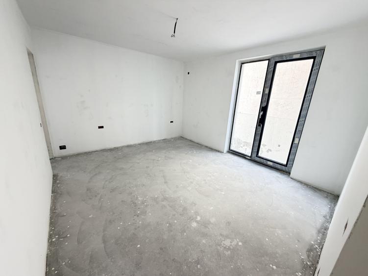 Duplex cu 4 camere cu Canalizare în Exterior Sud