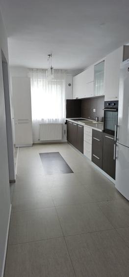 Apartament cu 3 camere semidecomandat, mobilat în Florești — fotografia 2