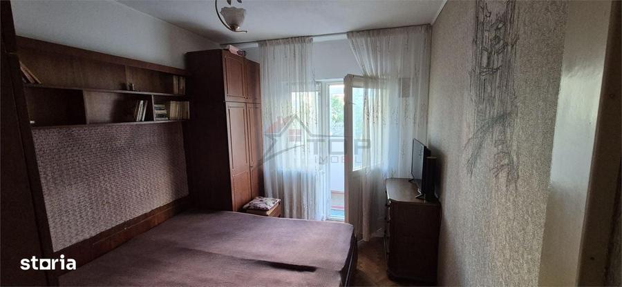 Apartament cu 3 camere decomandat în Podul de Fier