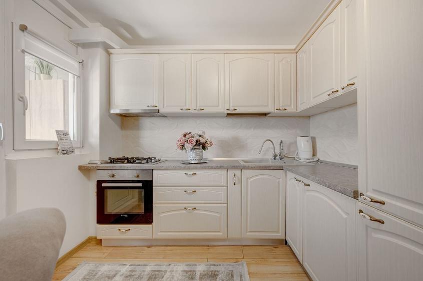 Apartament cu 2 camere semidecomandat, mobilat în 1 Mai