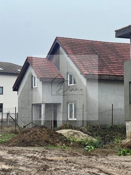 Casă individuală cu 6 camere cu Canalizare în Central