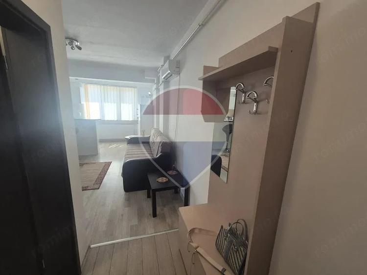 Apartament cu 3 camere semidecomandat în Podu Roș