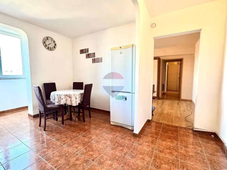 Apartament cu 3 camere semidecomandat, mobilat în Central