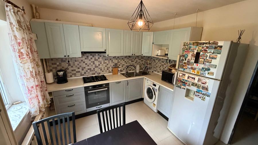 Apartament cu 3 camere decomandat în Vitan