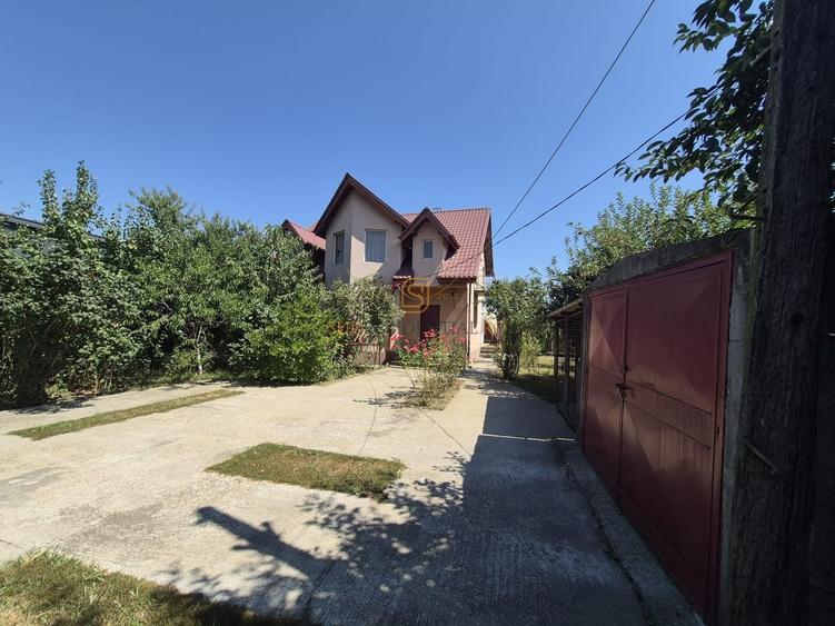Casă individuală cu 5 camere cu Canalizare în 1 Decembrie