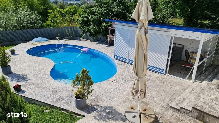 Casă cu 4 camere cu Piscina în Curtea de Argeș