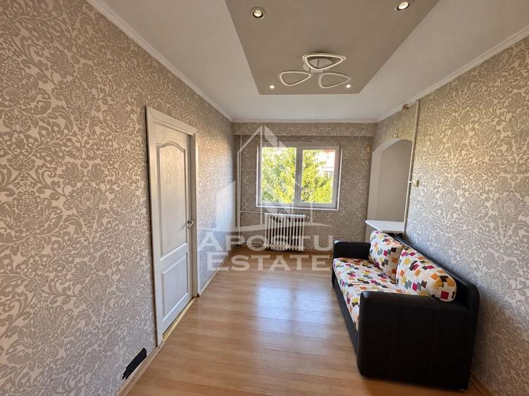 Apartament cu 3 camere semidecomandat, mobilat în Fratelia