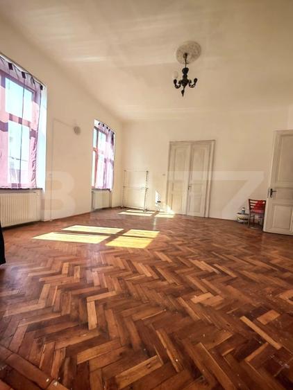 Apartament cu 3 camere semidecomandat în P-ța Maria