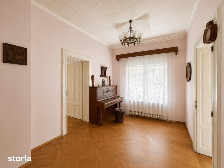 Casă cu 5 camere semidecomandat cu Teren 500 Mp în Central