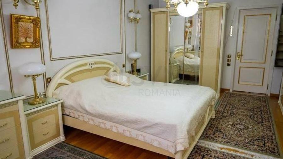 Casă individuală cu 9 camere cu Piscina în Central