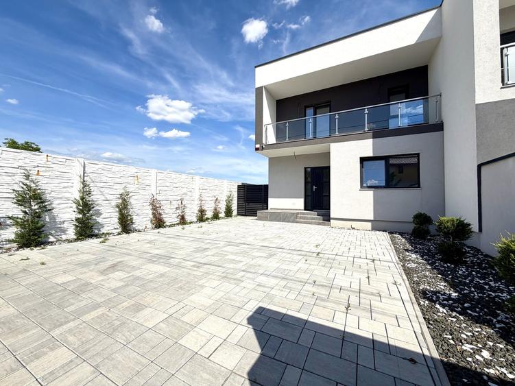 Duplex cu 5 camere cu Canalizare în Dumbrăvița