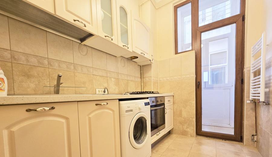 Apartament cu 3 camere semidecomandat în P-ța Unirii