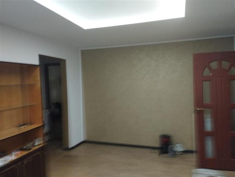 Apartament cu 3 camere semidecomandat în 9 Mai