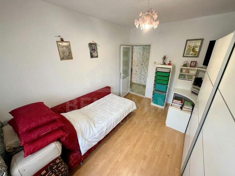 Apartament cu 3 camere decomandat în Calea București