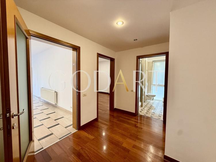 Apartament cu 5 camere semidecomandat în Primăverii