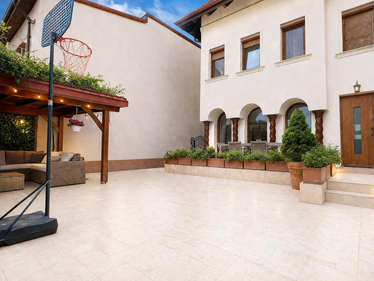 Casă individuală cu 7 camere cu Canalizare în Chitila