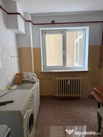 Apartament cu 3 camere decomandat în Calea București