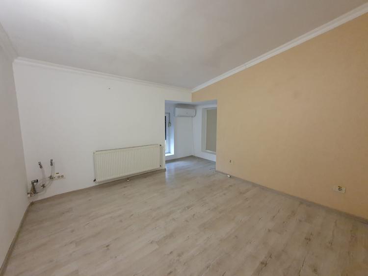 Casă individuală cu 8 camere cu Canalizare în Dumbrăvița